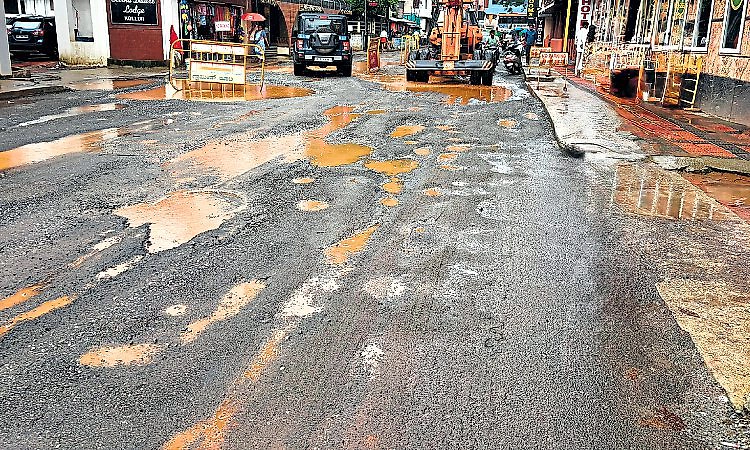 ಕೊಲ್ಲೂರು: ಹೊಂಡಮಯ ಮುಖ್ಯ ರಸ್ತೆಗೆ ಮುಕ್ತಿ ಎಂದು?