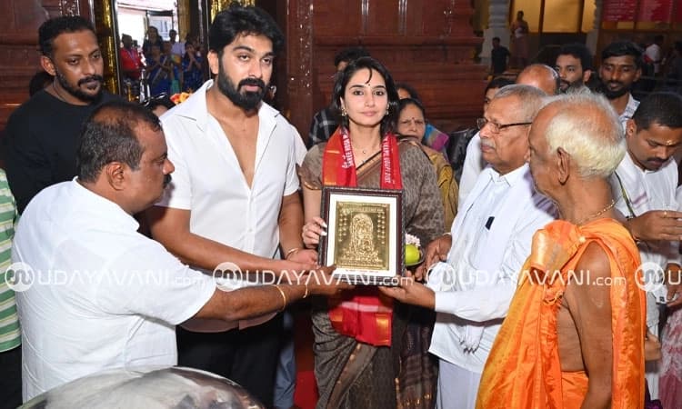 Actress Ragini Dwivedi visits Kapu Sri Hosa Marigudi Temple
