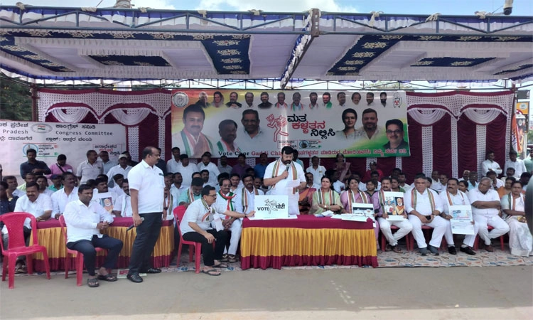 ದಾವಣಗೆರೆ; ಮತಗಳ್ಳತನದ ವಿರುದ್ಧ ಕಾಂಗ್ರೆಸ್ ಸಹಿ ಸಂಗ್ರಹ ಅಭಿಯಾನ