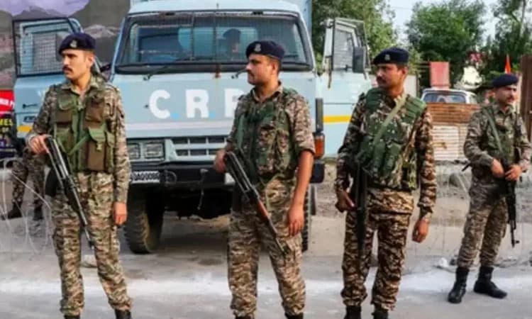 ಛತ್ತೀಸ್‌ಗಢ ನಕ್ಸಲ್ ಪೀಡಿತ ಪ್ರದೇಶದಲ್ಲಿ ರೆಡಿಯೋ ವಿತರಣೆ