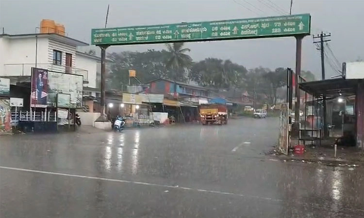 ಚಿಕ್ಕಮಗಳೂರು: ಕಾಫಿನಾಡಿನಲ್ಲಿ ಬೆಳ್ಳಂಬೆಳಗ್ಗೆ ವರುಣನ ಆರ್ಭಟ
