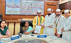 ಪಶ್ಚಿಮ ಪದವೀಧರ ಕ್ಷೇತ್ರದ ಚುನಾವಣೆ; ಕಾಂಗ್ರೆಸ್ ನ ಮೋಹನ ಲಿಂಬಿಕಾಯಿ ನಾಮಪತ್ರ ಸಲ್ಲಿಕೆ