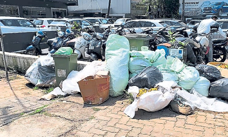 Garbage piles up again on Mangaluru streets despite civic drive