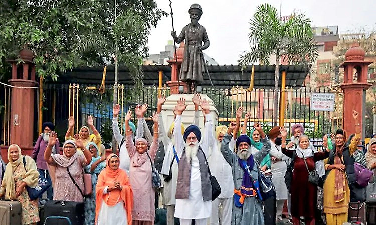 'Pak officials told us you are Hindu, you can't go with Sikh jatha', says Hindu pilgrim