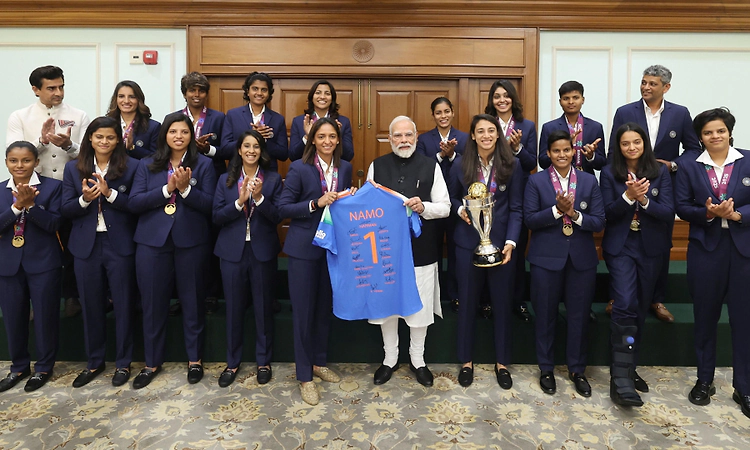 PM Modi meets victorious Indian women's cricket team