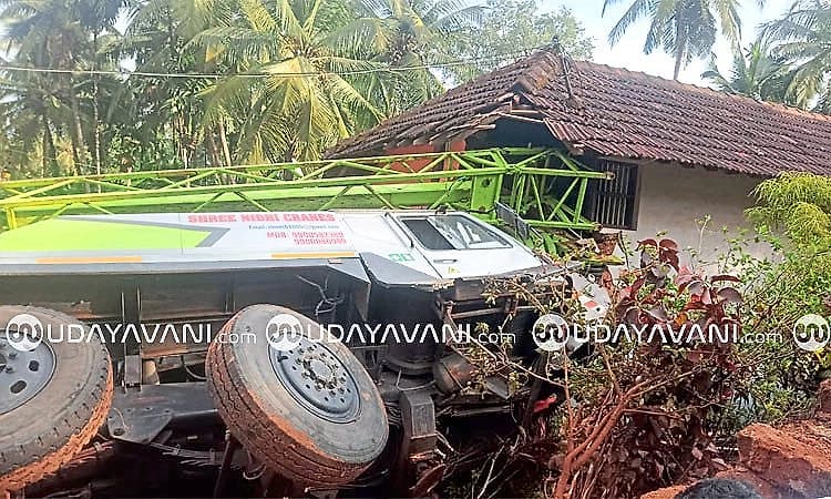 Moodbidri: Crane crashes onto house, residents escape unhurt