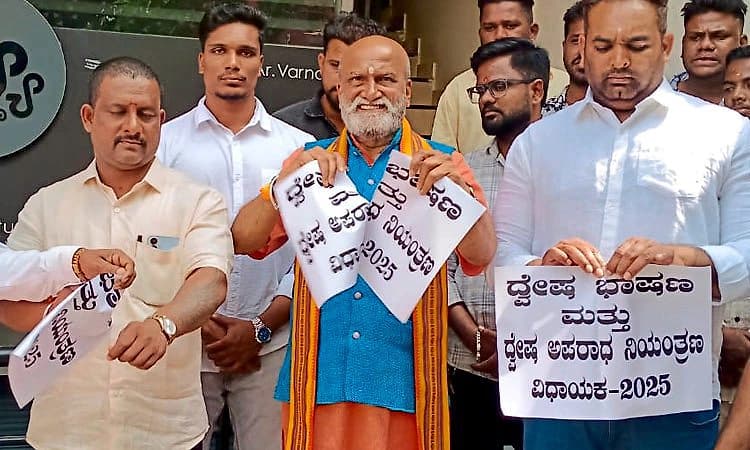 ಹಿಂದೂ ಮುಖಂಡರನ್ನು ಹತ್ತಿಕ್ಕಲು ದ್ವೇಷ ಭಾಷಣ ನಿಯಂತ್ರಣ ಮಸೂದೆ: ಪ್ರಮೋದ್‌ ಮುತಾಲಿಕ್‌