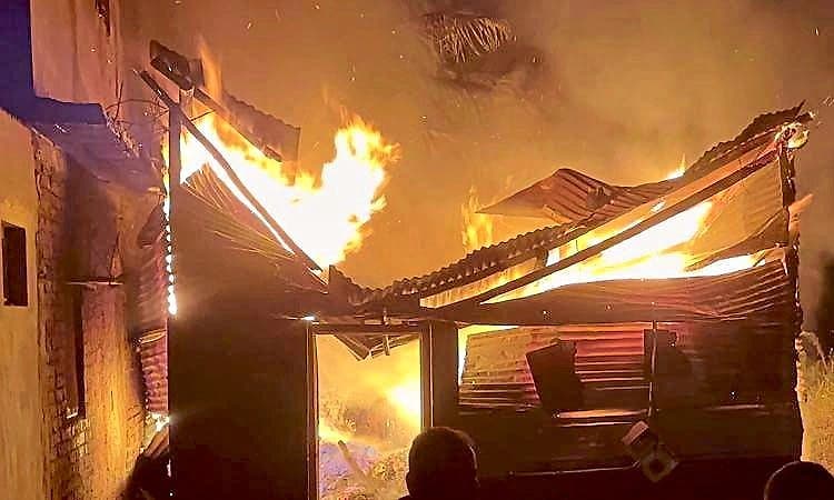 Rabkavi Banhatti: ಕಚ್ಚಾ ನೂಲಿನ ಗೋದಾಮಿಗೆ ಬೆಂಕಿ: ಲಕ್ಷಾಂತರ ರೂ.ಹಾನಿ