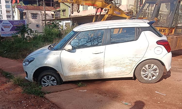 ಕಿನ್ನಿಗೋಳಿ: ಚರಂಡಿಯಲ್ಲಿ ಸಿಲುಕಿದ ಕಾರು