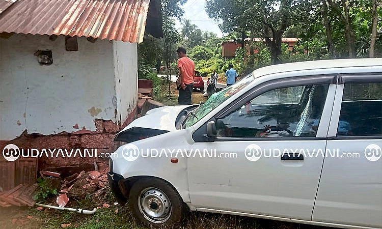 Moodbidri: ಕಟೀಲಿನಿಂದ ಬರುವಾಗ ಅಪಘಾತ: ಮನೆಗೆ ಡಿಕ್ಕಿ ಹೊಡೆದ ಕಾರು