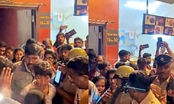 ಚಿತ್ರಮಂದಿರದ ಶೌಚಗೃಹದಲ್ಲಿ ಕ್ಯಾಮೆರಾ ಇರಿಸಿದವನಿಗೆ ಗೂಸಾ