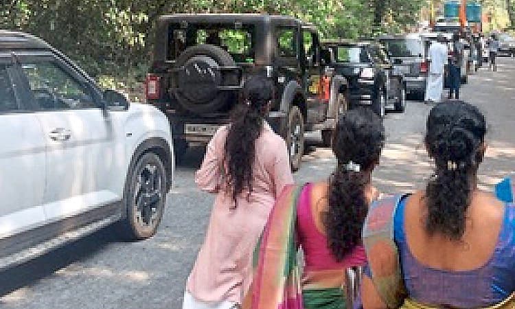 ಆಗುಂಬೆ ಘಾಟಿ ದುರಸ್ತಿ  ವಾಹನ ಸಂಚಾರಕ್ಕೆ ತೊಂದರೆ