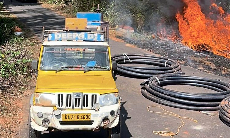 Kaniyooru: ದೋಳ್ಪಾಡಿ ಶೇರದಲ್ಲಿ ಆಕಸ್ಮಿಕ ಬೆಂಕಿ ನೀರಿನ ಪೈಪ್ ಬಸ್ಮ