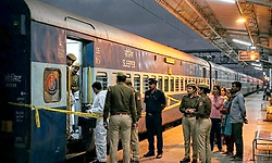 Judge's wife: ರೈಲಿನ ಶೌಚಾಲಯದಲ್ಲಿ ನ್ಯಾಯಾಧೀಶರ ಪತ್ನಿಯ ನಿಗೂಢ ಸಾವು: ಹೃದಯಾಘಾತ ಶಂಕೆ