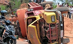 Sullia: ನೆಟ್ಟಾರು; ಹಿಟಾಚಿ ಸಾಗಿಸುತ್ತಿದ್ದ ಟಿಪ್ಪರ್ ಪಲ್ಟಿ