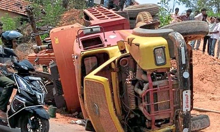 Sullia: ನೆಟ್ಟಾರು; ಹಿಟಾಚಿ ಸಾಗಿಸುತ್ತಿದ್ದ ಟಿಪ್ಪರ್ ಪಲ್ಟಿ