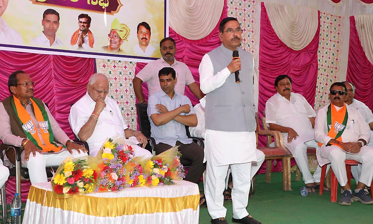 ಮುಸ್ಲಿಮರ ಅಭಿವೃದ್ಧಿ ಮಾಡಲು ನಿಮಗೆ ವೋಟ್‌ ಹಾಕಬೇಕಾ?: ಸಿಎಂಗೆ ಪ್ರಹ್ಲಾದ್‌ ಜೋಶಿ