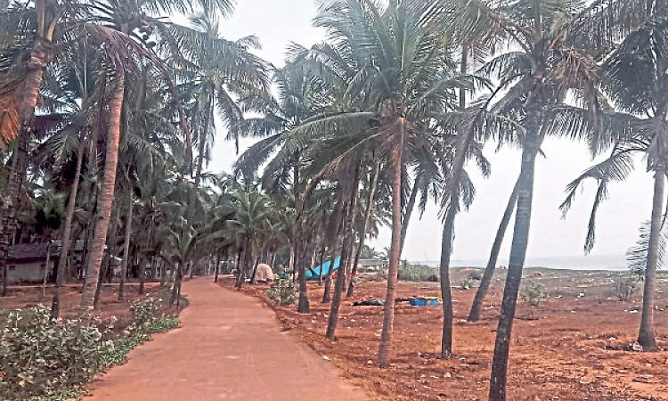 Maravanthe: ಕಗ್ಗತ್ತಲ ದಾರಿಯಲ್ಲಿ ಮೀನುಗಾರರ ಸಂಚಾರ