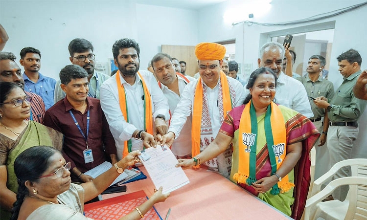 Tamil Nadu: ವನತಿ ಶ್ರೀನಿವಾಸನ್ ನಾಮಪತ್ರ ಸಲ್ಲಿಕೆ: ರಾಜಸ್ಥಾನ ಸಿಎಂ, ಅಣ್ಣಾಮಲೈ ಸಾಥ್