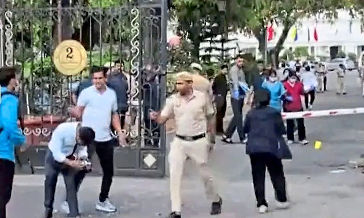 ದೆಹಲಿ ವಿಧಾನಸಭೆ ಆವರಣದ ತಡೆಗೋಡೆ ಮುರಿದು ಪ್ರವೇಶಿಸಿದ ಮುಸುಕುಧಾರಿ ಕಾರು ಚಾಲಕ!