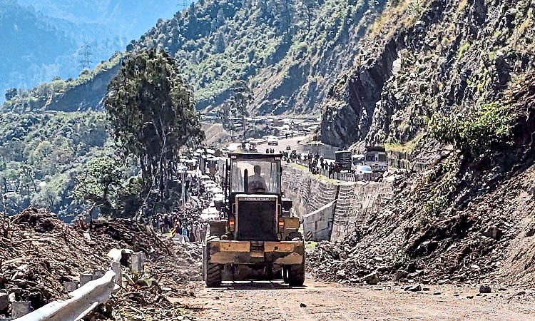 ರಾಂಬನ್‌ನಲ್ಲಿ ಭೂಕುಸಿತ: ಜಮ್ಮು-ಶ್ರೀನಗರ ರಾಷ್ಟ್ರೀಯ ಹೆದ್ದಾರಿ ಸಂಚಾರ ಸ್ಥಗಿತ