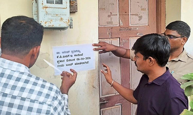 ಭಟ್ಕಳದಲ್ಲಿ ನಕಲಿ ಕ್ಲಿನಿಕ್‌ಗಳ ಮೇಲೆ ಆರೋಗ್ಯ ಇಲಾಖೆ ದಾಳಿ: ಮೂರು ಸಂಸ್ಥೆಗಳು ಸೀಜ್