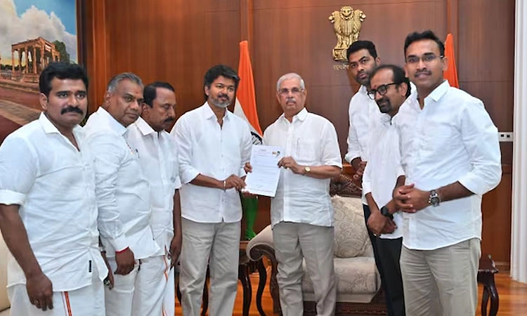 ತಮಿಳುನಾಡಿನಲ್ಲಿ ಸರ್ಕಾರ ರಚನೆಗೆ ರಾಜ್ಯಪಾಲರ ಬಳಿ ಹಕ್ಕು ಮಂಡಿಸಿದ ಟಿವಿಕೆ ವಿಜಯ್