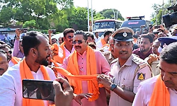 ವಿದ್ಯಾರ್ಥಿಗಳಿಗೆ ಕೇಸರಿ ಶಾಲು ಹಂಚಲು ಬಸನಗೌಡ ಪಾಟೀಲ್‌ ಯತ್ನಾಳ್‌ ಯತ್ನ