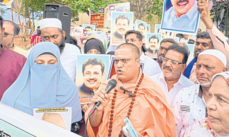 ಜಮೀರ್‌ಗೆ ಡಿಸಿಎಂ ಸ್ಥಾನ ನೀಡಲು ಆಗ್ರಹಿಸಿ ಫ್ರೀಡಂಪಾರ್ಕ್‌ನಲ್ಲಿ ಧರಣಿ