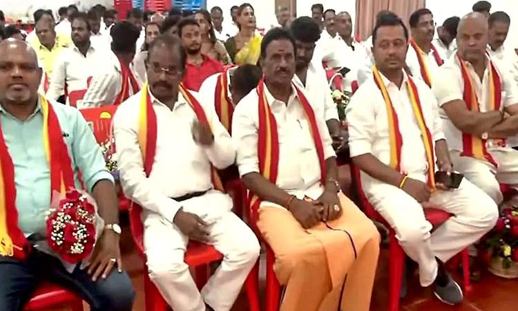ಜಯಾ ಪಕ್ಷಕ್ಕೆ ಶಾಕ್: ಒಂದೇ ದಿನದಲ್ಲಿ 4 ಮಾಜಿ ಮಂತ್ರಿ ಸೇರಿ 300 ಮಂದಿ ಟಿವಿಕೆಗೆ
