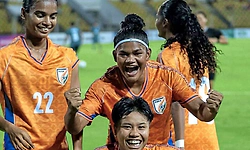 ವನಿತಾ ಸ್ಯಾಫ್‌: ಬಾಂಗ್ಲಾ ವಿರುದ್ಧ ಭಾರತ 3-1 ಜಯ, 6ನೇ ಪ್ರಶಸ್ತಿ     