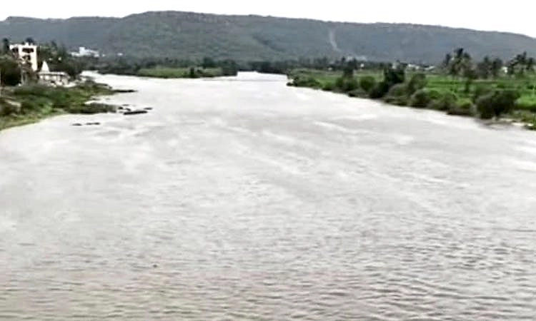 ಮಹಾರಾಷ್ಟ್ರದಲ್ಲಿ ಧಾರಾಕಾರ ಮಳೆ... ಅಪಾಯದ ಮಟ್ಟದಲ್ಲಿ ಹರಿಯುತ್ತಿರುವ ನದಿಗಳು