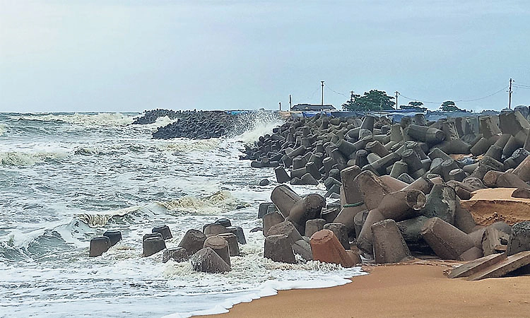 ಕುಂದಾಪುರ: ಕಡಲಬ್ಬರ ಬಿರುಸು: ಮರವಂತೆ ಬಂದರಿನ ತಡೆಗೋಡೆ ಹಾನಿ