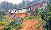 Mangaluru: ಗುರುಪುರದ ಅಣೆಬಳಿಯಲ್ಲಿ ಗುಡ್ಡ ಕುಸಿದು ಮನೆಗೆ ಹಾನಿ