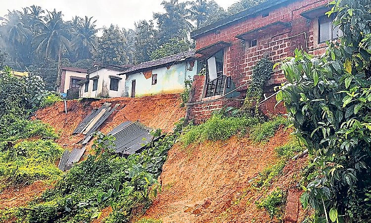 Mangaluru: ಗುರುಪುರದ ಅಣೆಬಳಿಯಲ್ಲಿ ಗುಡ್ಡ ಕುಸಿದು ಮನೆಗೆ ಹಾನಿ