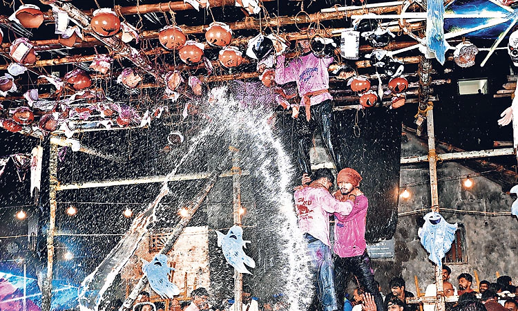 ದಕ್ಷಿಣ ಕನ್ನಡ ಜಿಲ್ಲೆಯಲ್ಲಿ ಮೊಸರು ಕುಡಿಕೆ ಸಂಭ್ರಮ