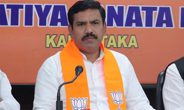 ಸೂಟು-ಬೂಟು ಧರಿಸಿ ಹೆಲಿಕಾಪ್ಟರ್‌ನಲ್ಲಿ ಬಂದರೆ ಪ್ರಜಾ ಸೇವಕರಾಗುವುದಿಲ್ಲ : ವಿಜಯೇಂದ್ರ