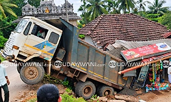 Moodbidri: ಬ್ರೇಕ್ ಫೇಲ್: ಅಂಗಡಿಯ ಅಂಗಳಕ್ಕೆ ಬಿದ್ದ ಲಾರಿ