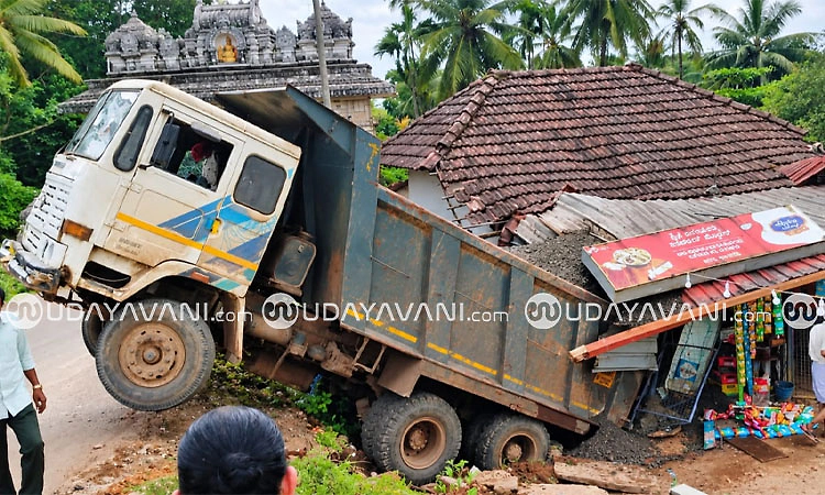Moodbidri: ಬ್ರೇಕ್ ಫೇಲ್: ಅಂಗಡಿಯ ಅಂಗಳಕ್ಕೆ ಬಿದ್ದ ಲಾರಿ
