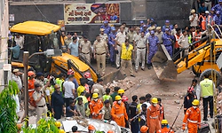 Delhi Building Collapses: ನಮ್ಮನ್ನು ಕಾಪಾಡಿ: ಅವಶೇಷದ ಕೆಳಗಿಂದ ಕೂಗು