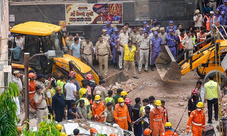 Delhi Building Collapses: ನಮ್ಮನ್ನು ಕಾಪಾಡಿ: ಅವಶೇಷದ ಕೆಳಗಿಂದ ಕೂಗು