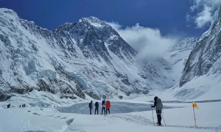 Rescue underway for around 1,000 climbers stranded on Tibetan side of Mt Everest after blizzard