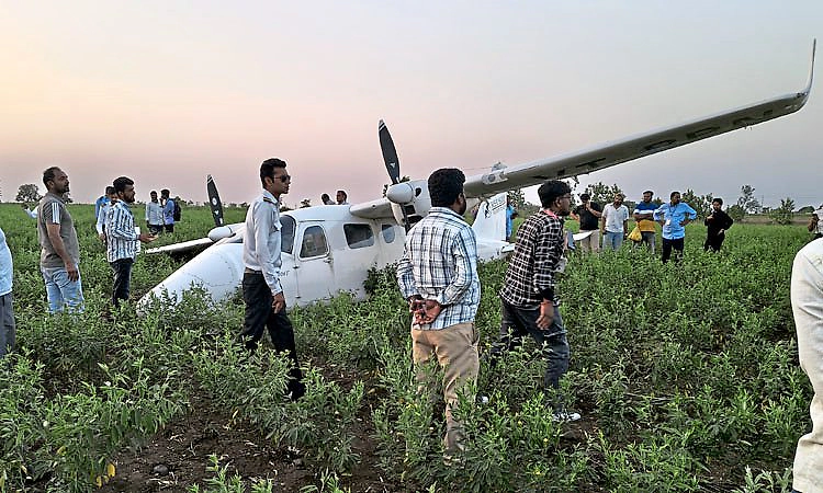 Kalaburagi: ರೈತರ ಜಮೀನಿನಲ್ಲಿ ತುರ್ತು ಭೂಸ್ಪರ್ಶ ಮಾಡಿದ ತರಬೇತಿ ವಿಮಾನ: ಇಬ್ಬರು ಪಾರು
