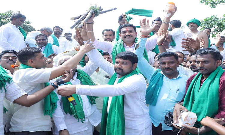 ಹೋರಾಟ ನಿರತರ ಜತೆ ಸಂಧಾನ ವಿಫಲ: ಕಬ್ಬು ಚೆಂಡು ಸಿಎಂ ಅಂಗಳಕ್ಕೆ