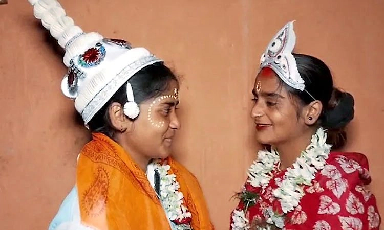 ಸಲಿಂಗ ವಿವಾಹ: ಮನೆಯವರ ವಿರೋಧದ ನಡುವೆಯೂ ಪ್ರೀತಿಸಿ ಮದುವೆಯಾದ ಯುವತಿಯರು.!