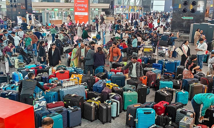 ಬೆಂಗಳೂರಿನಲ್ಲಿ 102 ವಿಮಾನ ಹಾರಾಟ ಸೇವೆ ರದ್ದು, ಪ್ರಯಾಣಿಕರ ಪರದಾಟ!