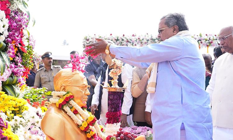 ಕುಮಾರಸ್ವಾಮಿ ಮನುವಾದಿಯಾಗಿದ್ದಾರೆ: ಭಗವದ್ಗೀತೆ ಪಠ್ಯದ ಕುರಿತು ಸಿದ್ದರಾಮಯ್ಯ ಪ್ರತಿಕ್ರಿಯೆ