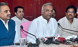 Kalaburagi: ಕೇಂದ್ರದ ಅನುದಾನ ತರಲು ಬಿಜೆಪಿ ಸಂಸದರು ಬಾಯಿ ತೆರೆಯಲಿ: ಪ್ರಿಯಾಂಕ್ ಖರ್ಗೆ