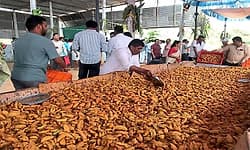 ಗವಿಮಠ ಜಾತ್ರೆಯಲ್ಲಿ ಬಿಸಿ ಬಿಸಿ 5 ಲಕ್ಷ ಮಿರ್ಚಿ ತಯಾರು-ಗವಿಶ್ರೀಗಳಿಂದ ಚಾಲನೆ