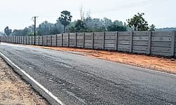 Savanur: ರಸ್ತೆ ಸಮೀಪದ ರೈಲು ಹಳಿಗೆ ತಡೆಗೋಡೆ ರಚನೆ